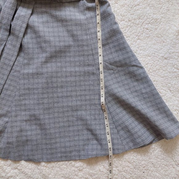 Grey plaid dress with deep v, ruffles, and belt, women's size 6 - Picture 6 of 8